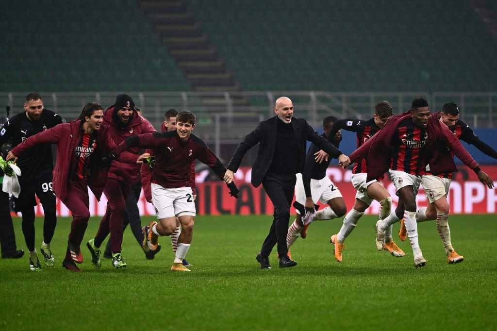 Les joueurs et le staff de l'AC Milan fêtent leur dernière victoire de l'année en Serie A