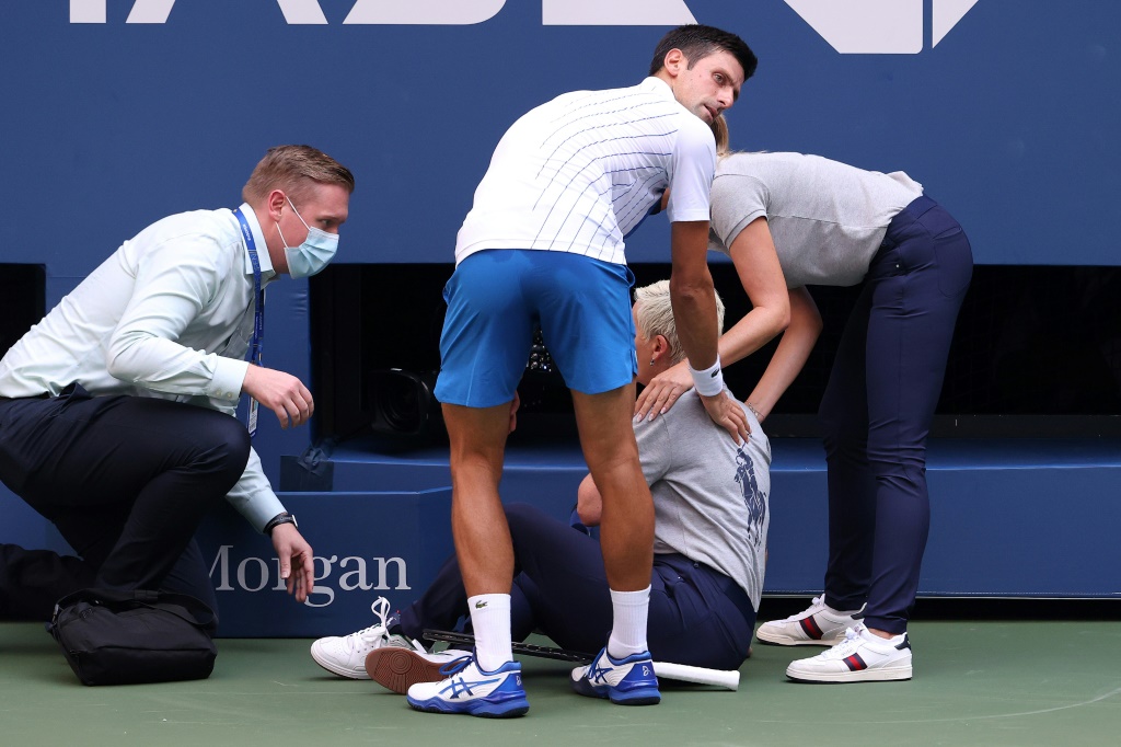 Le Serbe Novak Djokovic exclu de l'US Open pour avoir expédié une balle sur une juge de ligne
