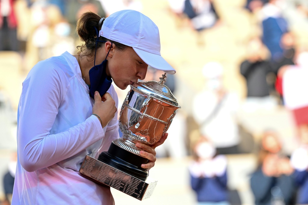 La Polonaise Iga Swiatek embrasse son trophée de lauréate de Roland Garros le 10 octobre 2020 à Paris