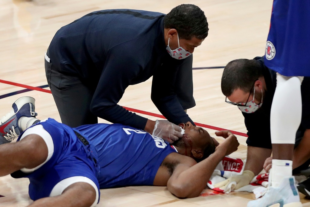 La star des Los Angeles Clippers Kawhi Leonard blessé à la bouche contre Denver en NBA