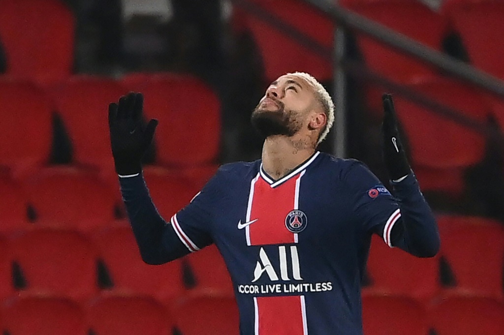L'attaquant brésilien du Paris SG Neymar célèbre un but marqué lors d'un match de Ligue des champions contre Basaksehir