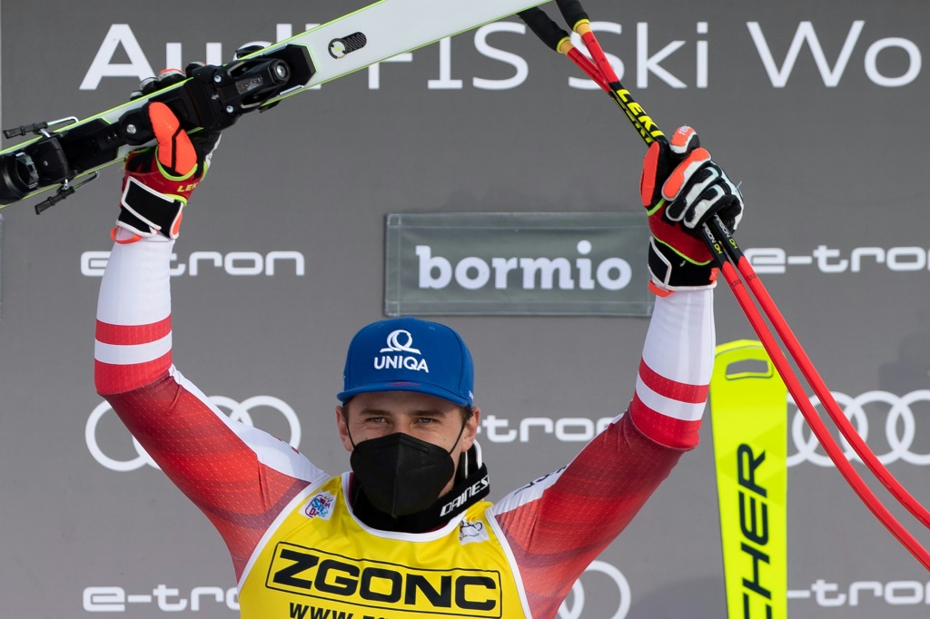 L'Autrichien Matthias Mayer célèbre sa victoire sur le podium de la descente de Bormio