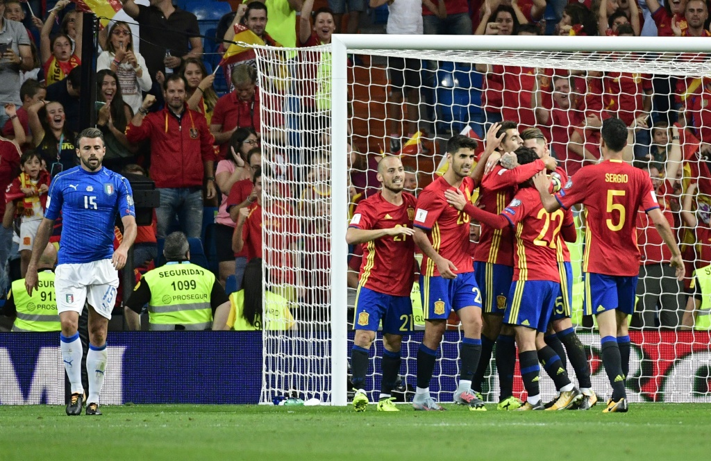 Les Espagnols célèbrent leur 3e but marqué contre l'Italie