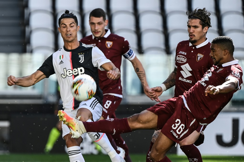 L'attaquant vedette de la Juventus Cristiano Ronaldo au duel avec le défenseur brésilien du Torino Bremer lors du derby de Turin le 4 juillet 2020