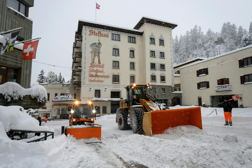 Déneigement en cours à Saint-Moritz le 5 décembre 2020 où les deux super-G dames de Coupes du monde ont été annulés en raison de la météo
