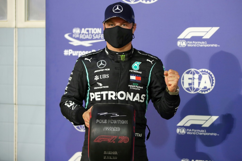 Le Finlandais Valtteri Bottas (Mercedes) fête sa pole position à l'issue des qualifications du GP de Sakhir