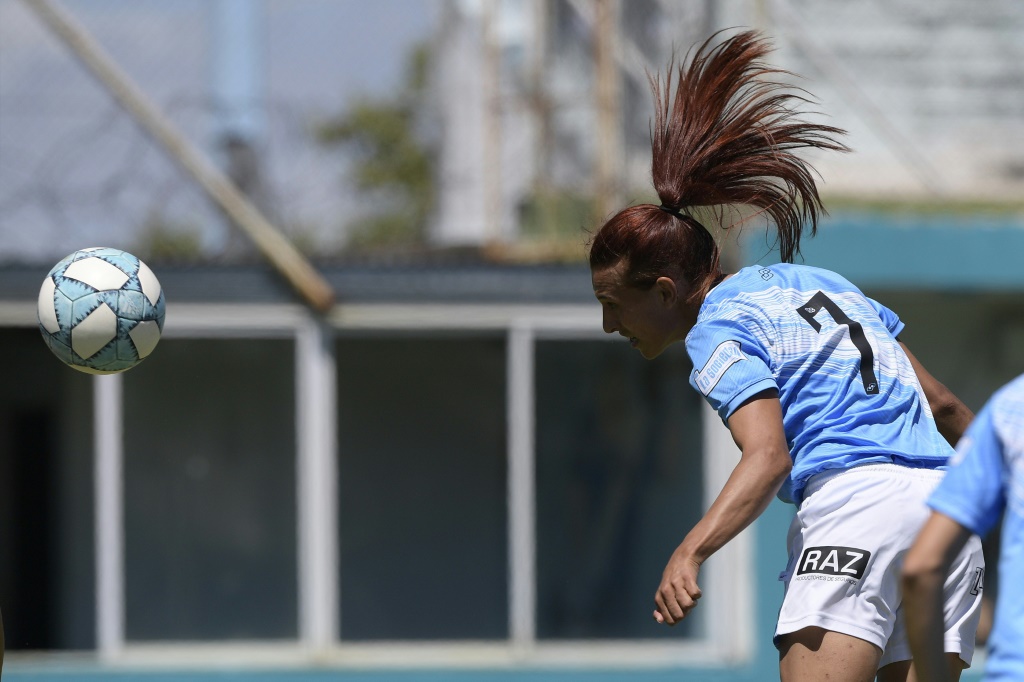 La footballeuse trans Mara Gomez duclub de Villa San Carlos est alignée contre Lanus à Buenos Aires