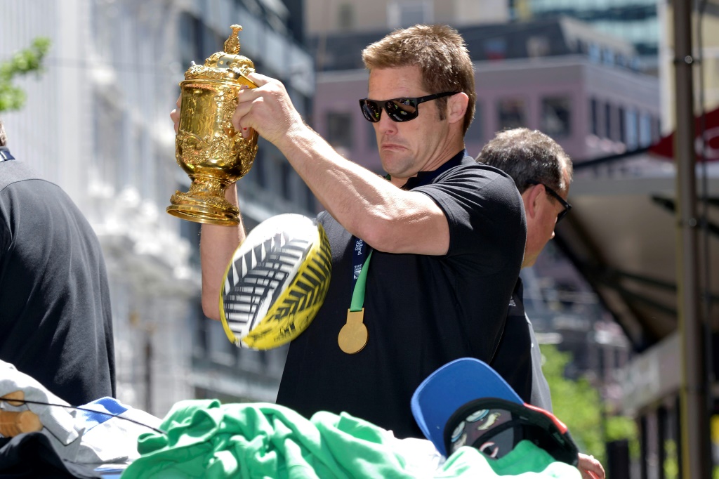 Le capitaine des All Blacks Richie McCaw brandit le célèbre trophée Webb Ellis de Coupe du monde de rugby