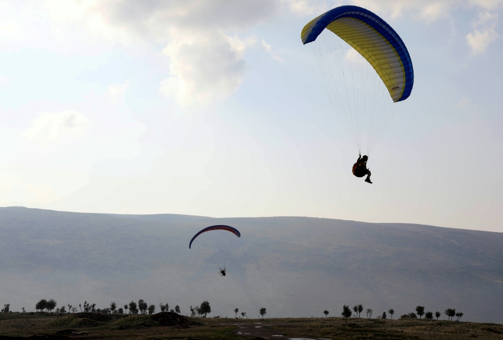 Des parapentistes volent au dessus de la station du mont Korek