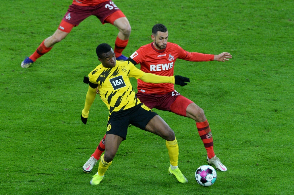 La pétite de Dortmund Youssoufa Moukoko tente de se défaire du marquage d'Ellyes Skhiri du FC Cologne en Bundesliga au Signal Iduna Park