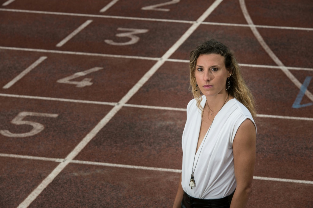 L'athlète française Ophélie Claude-Boxberger pose sur la piste du stade Jacky Boxberger