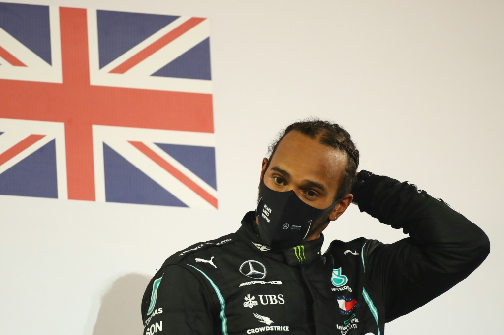 Le Britannique Lewis Hamilton (Mercedes) sur le podium du GP de F1 de Bahreïn