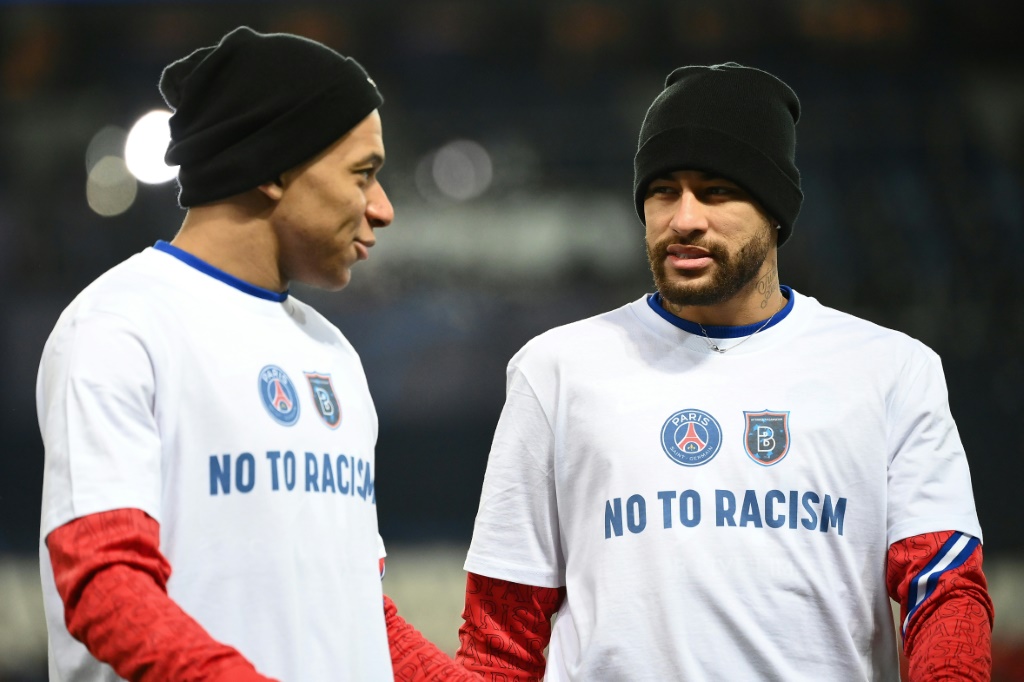 Les attaquants français Kylian Mbappé (g) et brésilien Neymar