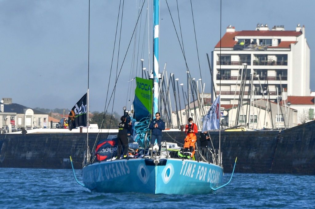 Le skipper français Stéphane Le Diraison sort son bateau Time For Oceans du port avant le départ du Vendée Globe