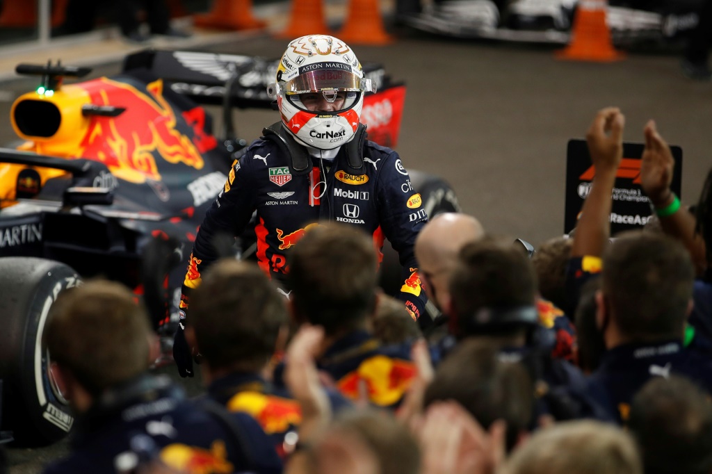 Le pilote néerlandais Max Verstappen (Red Bull) célèbre avec son équipe