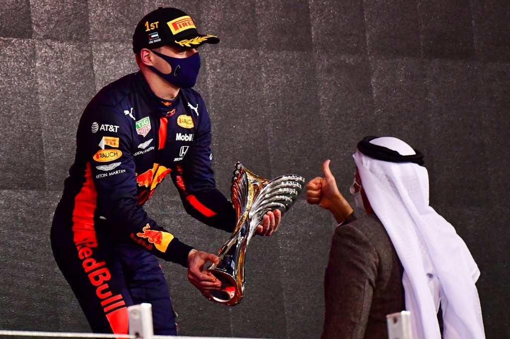 Le Néerlandais Max Verstappen (Red Bull) reçoit son trophée du GP d'Abou Dhabi