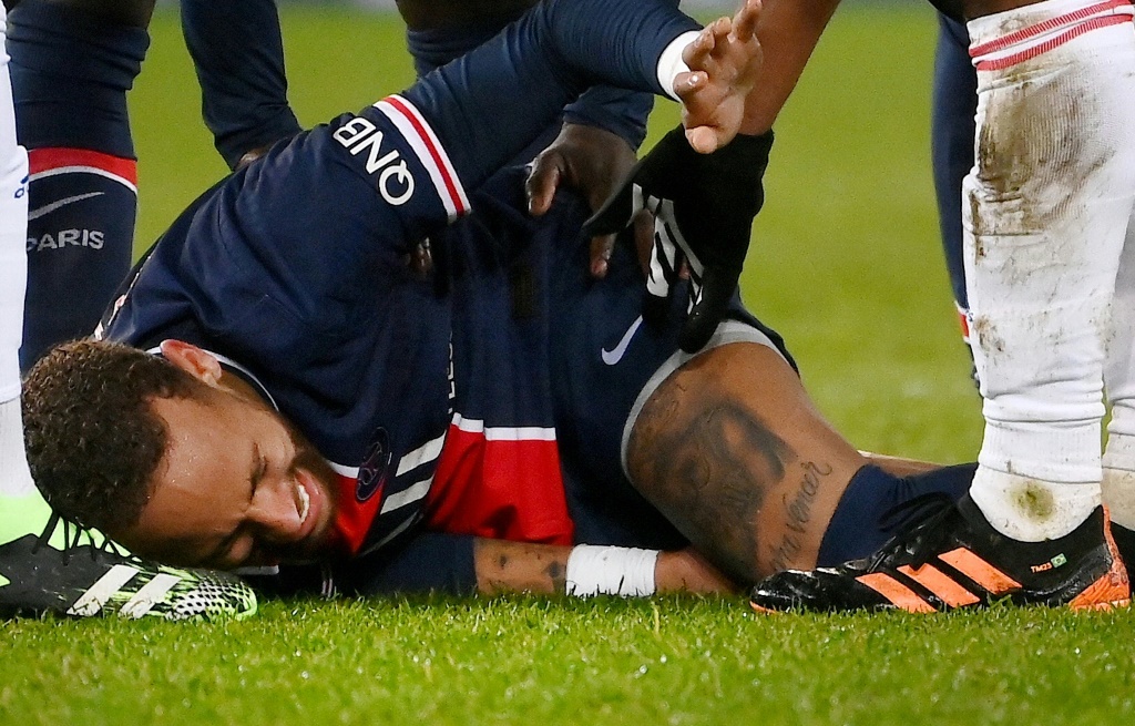 Neymar au sol après avoir été blessé à la cheville gauche lors de Paris SG-Lyon en L1 le 13 décembre 2020 au Parc des Princes