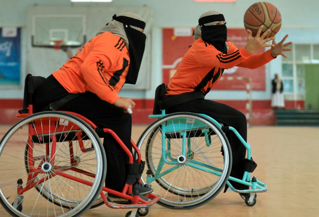 Des basketteuses yéménites participent à un championnat local de basket fauteuil à Sanaa