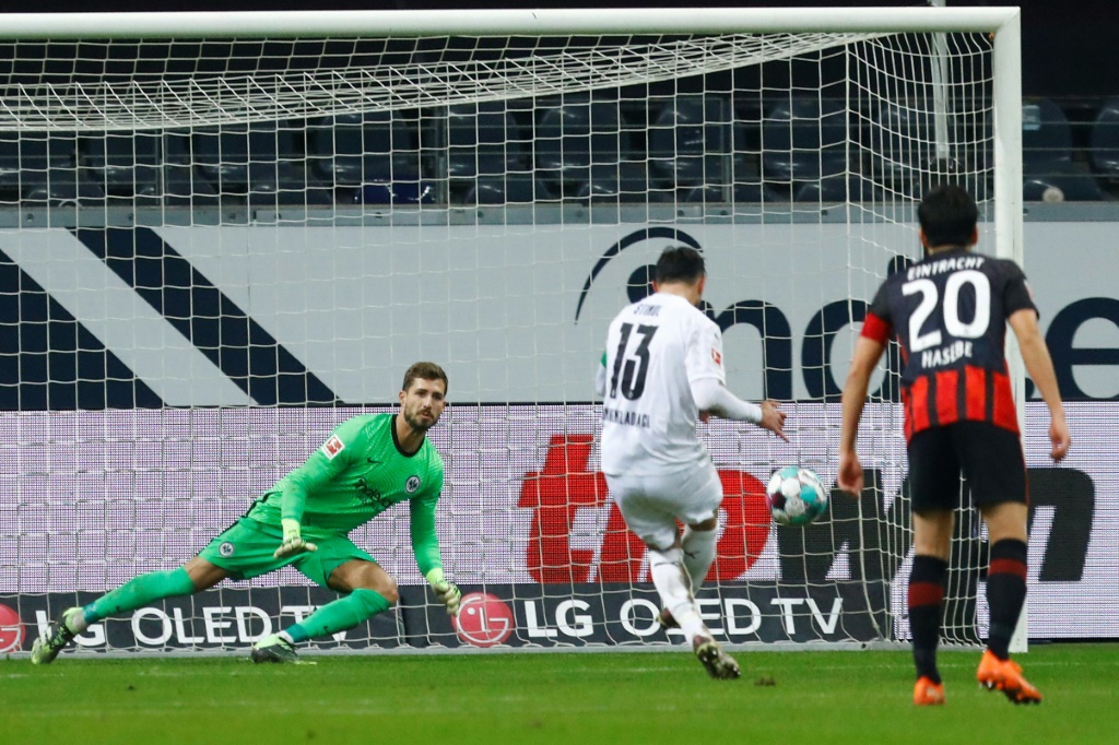 Le milieu de Mönchengladbach Lars Stindl transforme un penalty contre l'Eintracht à Francfort