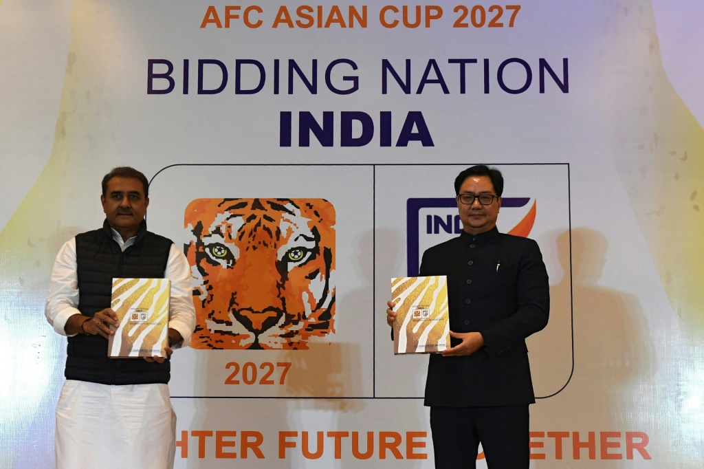 Le président de la Fédération indienne de football Praful Patel (g) et le ministre d'Etat Kiren Rijiju lancent la candidature de l'Inde à l'organisation de la Coupe d'Asie