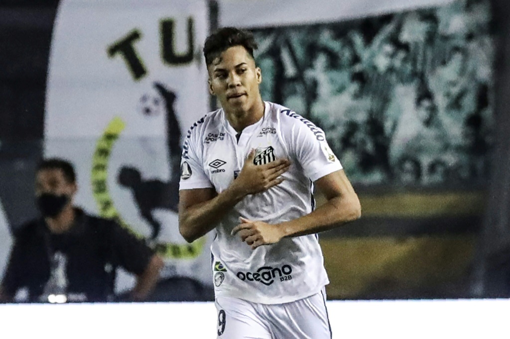Le jeune attaquant de Santos Kaio Jorge après un but contre le Gremio