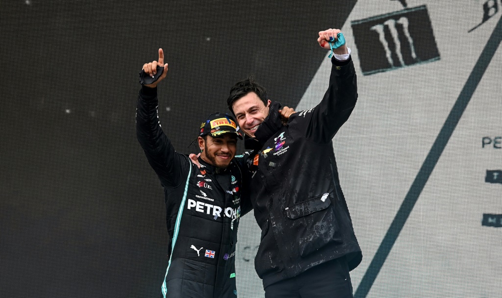 Le pilote Lewis Hamilton et le patron de l'écurie Mercedes Toto Wolff