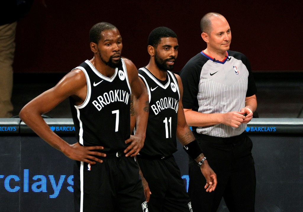 Kevin Durant (g) et Kyrie Irving lors d'un match de pré-saison avec les Brooklyn Nets contre les Washington Wizards