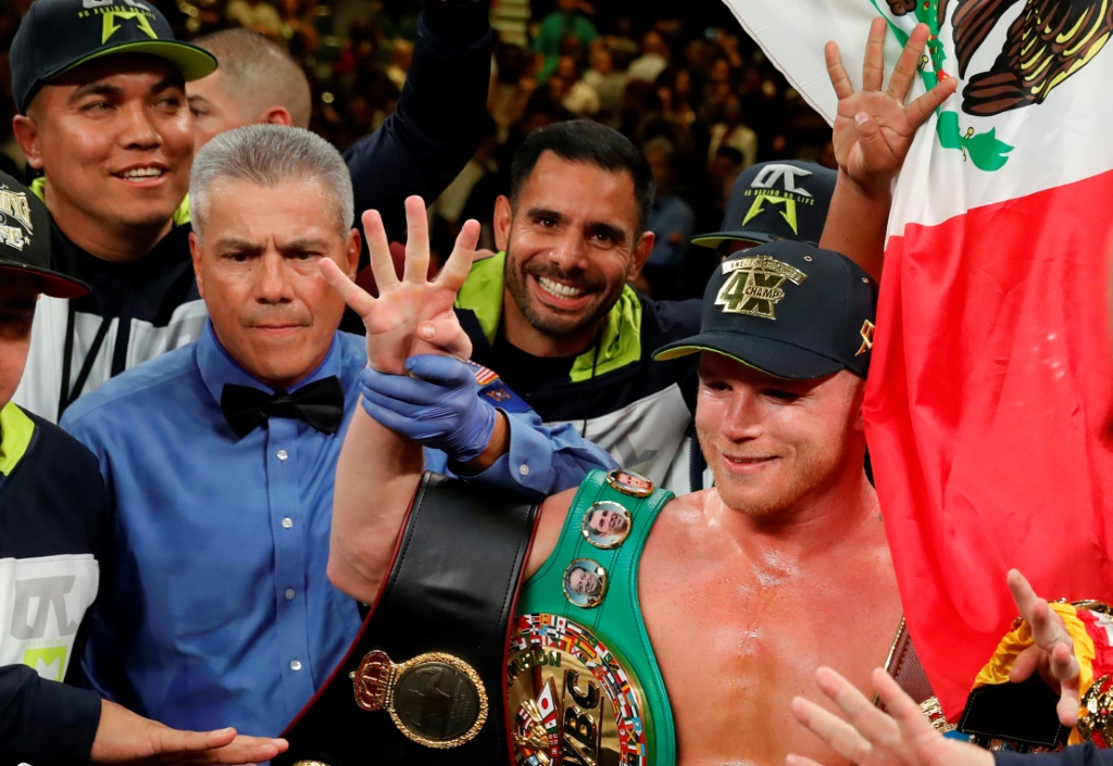 Le boxeur mexicain Saul "Canelo" Alvarez (d) après s'être emparé du titre WBO des mi-lourds en battant le Russe Sergey Kovalev