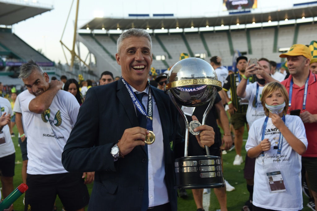 L'entraîneur Hernan Crespo (c) célèbre la victoire de son équipe Defensa y Justicia en finale de la Copa Sudamericana