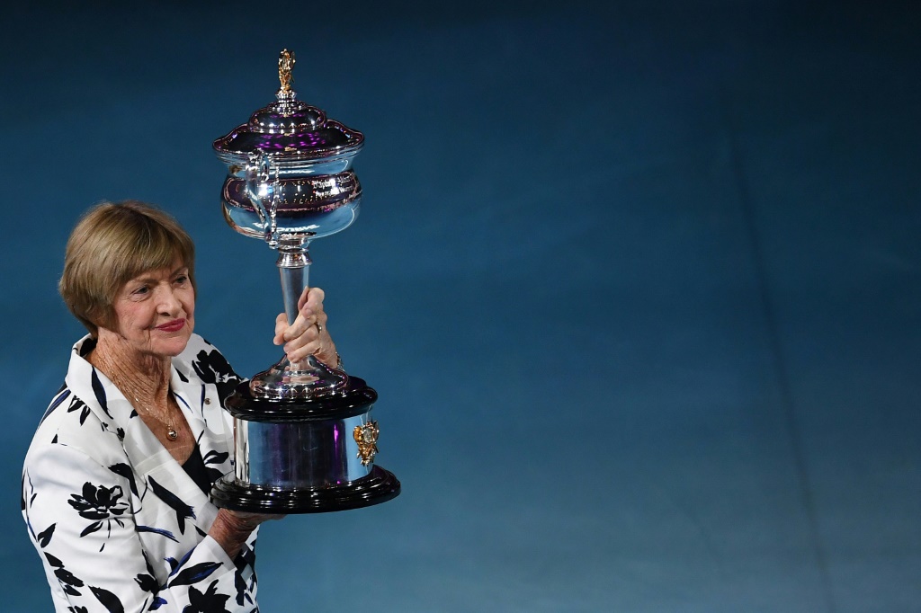L'Australienne Margaret Court pose avec la réplique du trophée commémorant les 50 ans de sa victoire au grand chelem australien