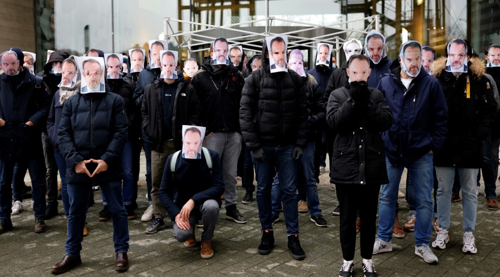 Des salariés de Canal+ arborant le masque à l'effigie de Stéphane Guy