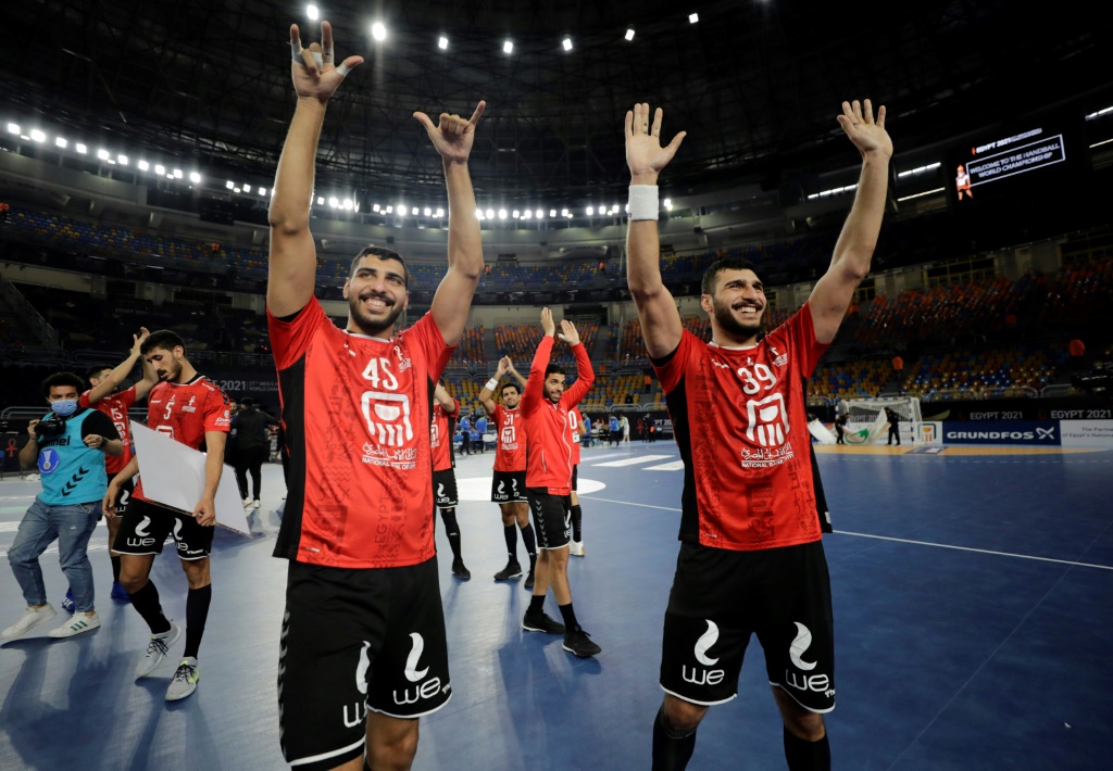 La joie des Egyptiens Seif Mohamed Elderaa (g) et Yehia Elderaa après leur victoire sur la Slovénie en match de groupes du Mondial