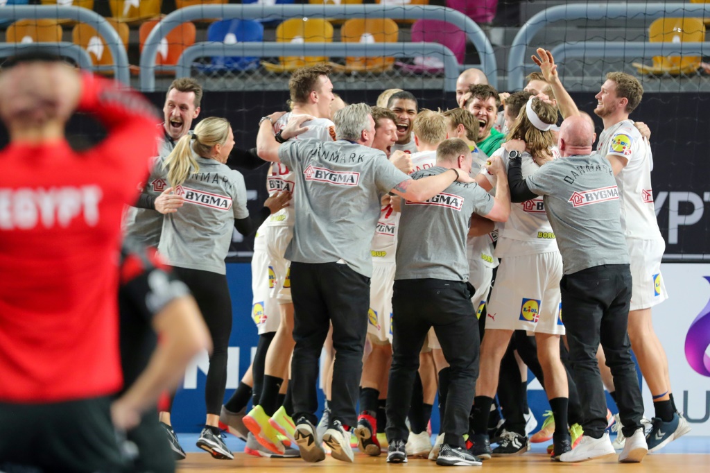 Les joueurs danois célèbrent leur victoire à l'issue d'une séance de jet de 7 mètres face à l'Egypte (35-35 après 2 prolongations
