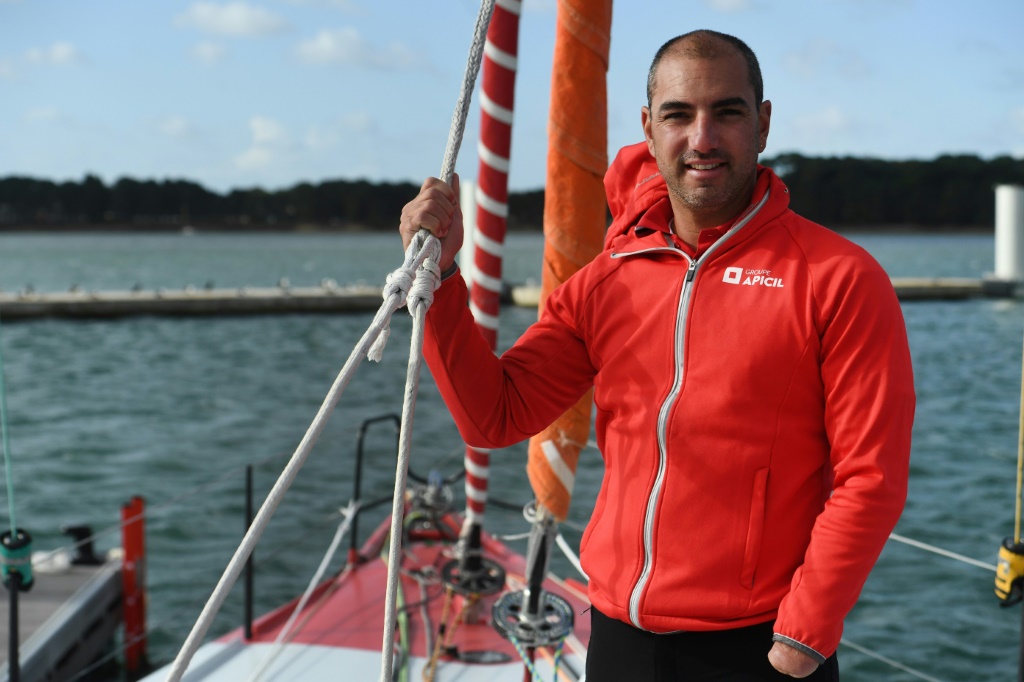 Le navigateur français Damien Seguin à bord de son monocoque Groupe Apicil