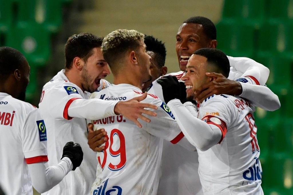 les Lyonnais se congratulent après un but de Marcelo lors du derby contre Saint-Etienne