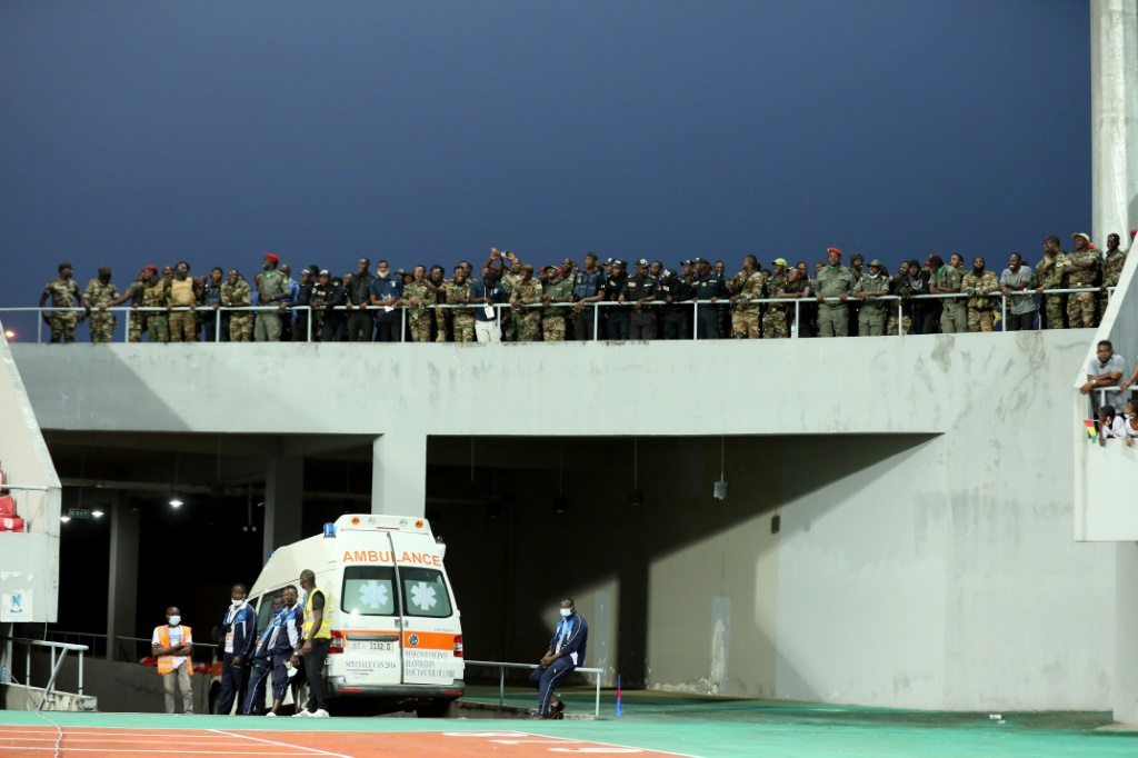 Des membres des forces de sécurité camerounaises au stade de football de Limbe