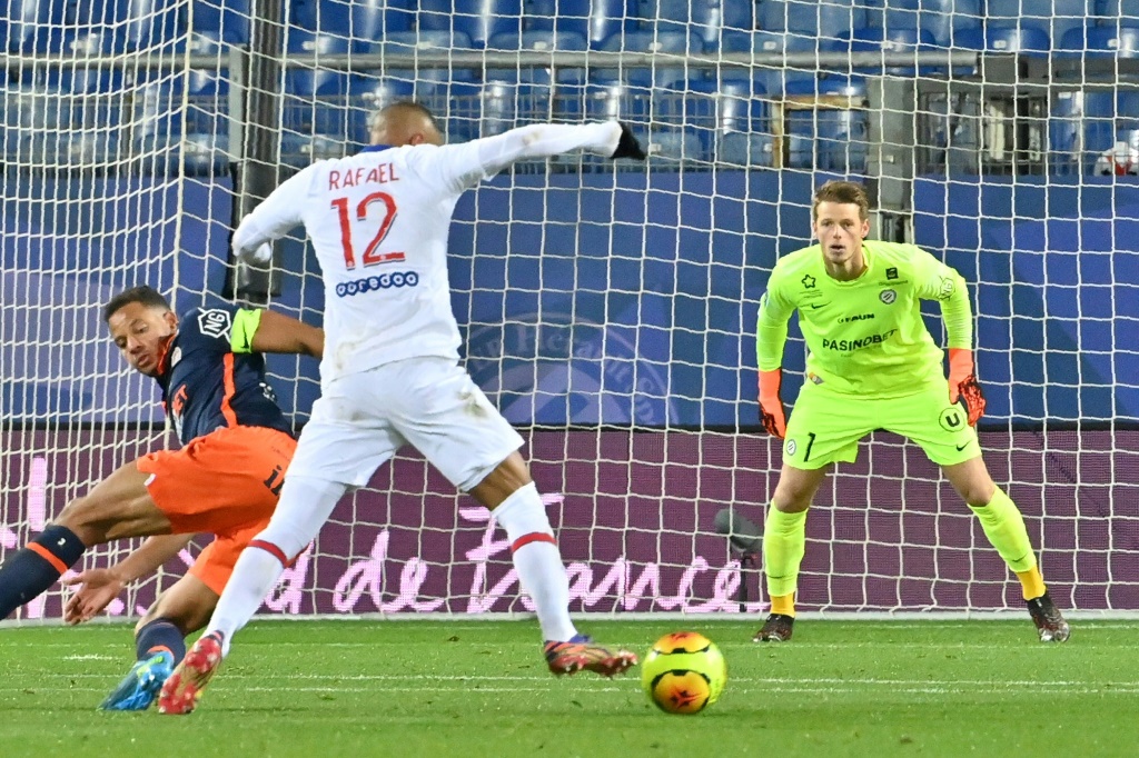 Le gardien de Montpellier Jonas Omlin et le défenseur Daniel Congré face au milieu de terrain du PSG Rafinha