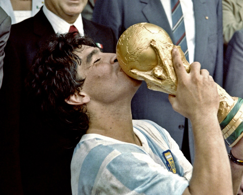 Diego Maradona embrasse la Coupe du monde
