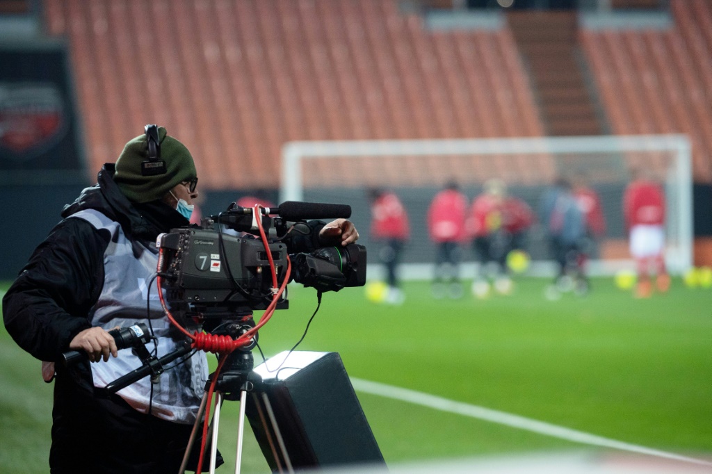 Un cameraman de Mediapro lors du match de Ligue 1 entre Lorient et Monaco