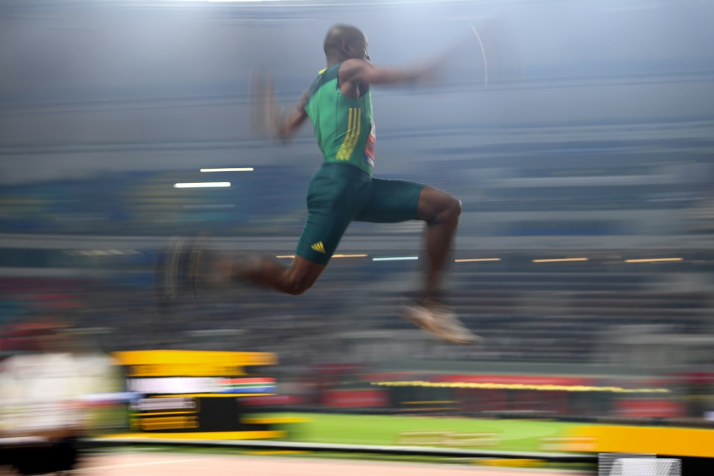 Le Sud-Africain Luvo Manyonga lors de la finale des Championnats du monde à Doha