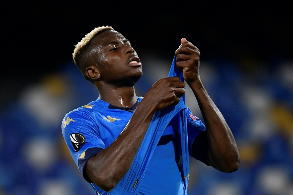 L'attaquant nigérian de Naples Victor Osimhen contre AZ Alkmaar en Ligue Europa