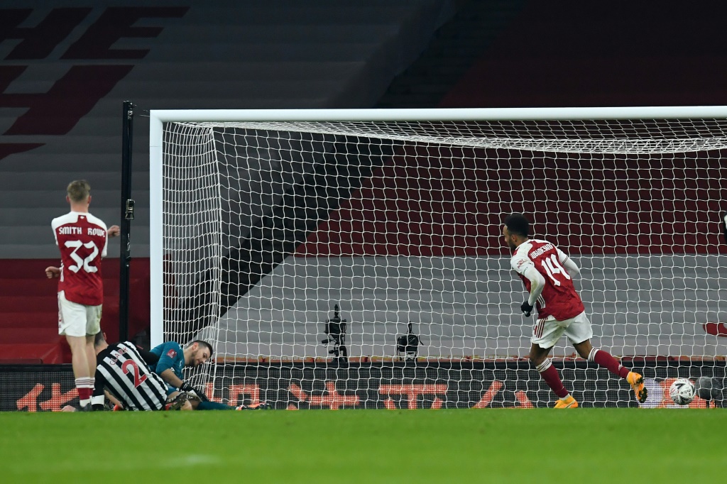 L'attaquant gabonais Pierre-Emerick Aubameyang (d) marque le 2e but pour Arsenal lors du match du 3e tour de la Coupe d'Angleterre face à Newcastle