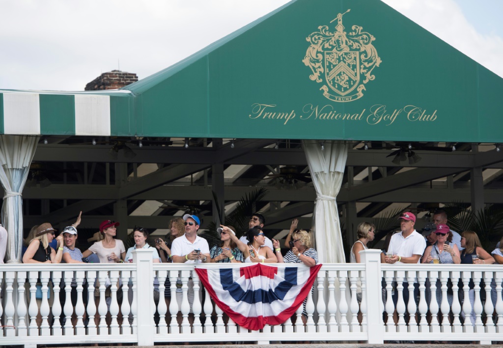 Des spectateurs regardent l'arrivée du président américain Donald Trump au 72e US Open féminin de golf sur le parcours Trump Bedminster