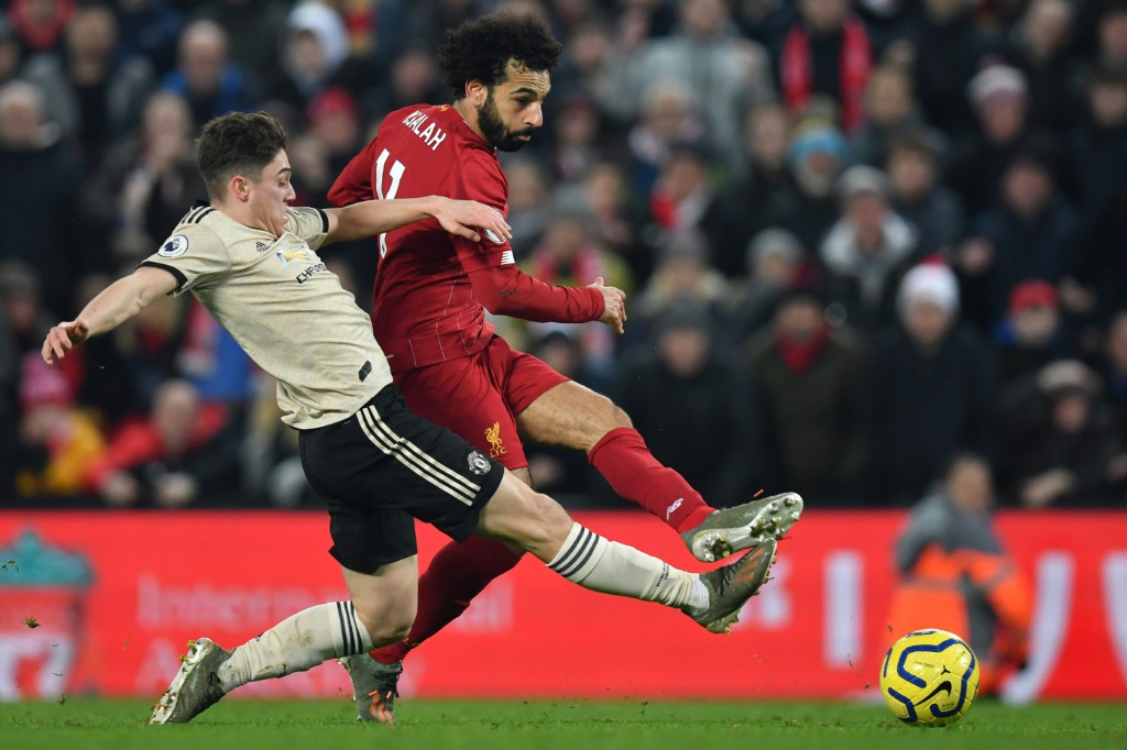 La star de Liverpool Mohamed Salah à la lutte avec Daniel James de Manchester United lors d'un match de Premier League le 19 janvier 2020 à Anfield