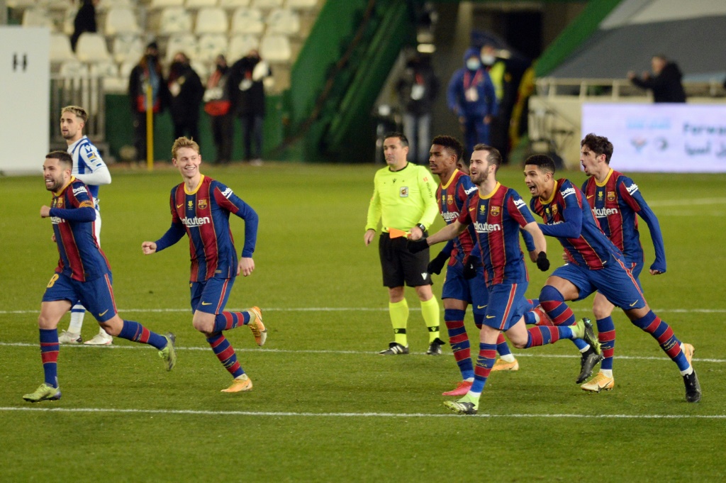 Les joueurs barcelonais célèbrent leur victoire à l'issue de la séance de tirs au but face à la Real Sociedad (1-1