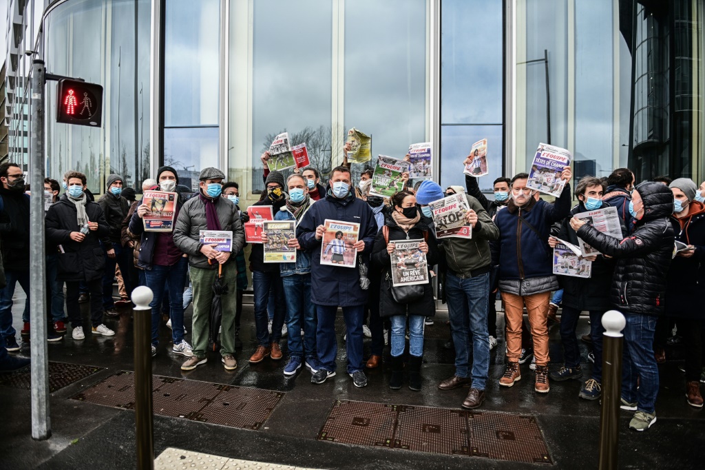 Rassemblement de salariés en grève devant le siège du quotidien L'Equipe