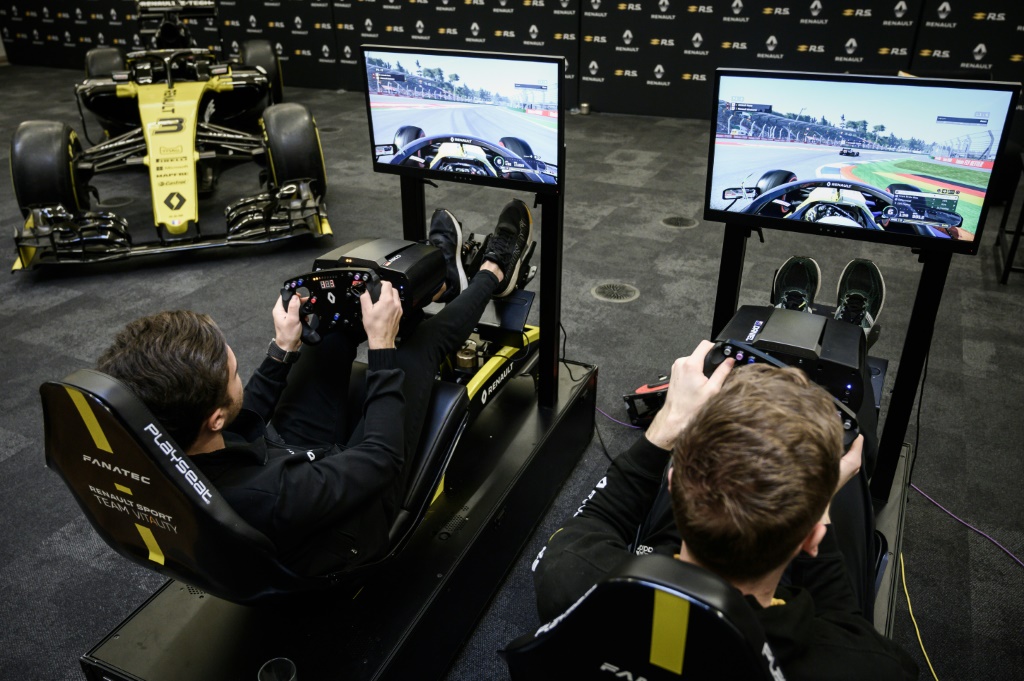 Deux gamers de l'équipe esport Vitality participent à une course de F1 virtuelle au siège de Renault F1 virtuel à Enstone