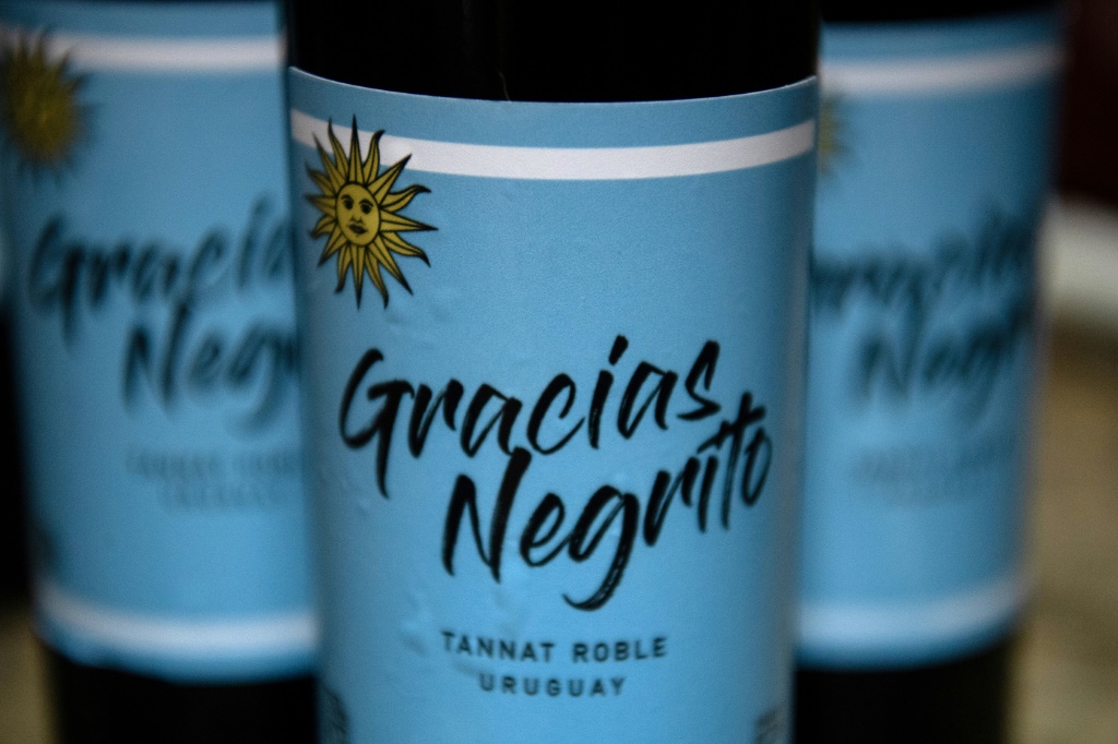 Une étiquette portant la mention "Gracias Negrito" est collée sur des bouteilles de vin en soutien à l'attaquant de Manchester Edinson Cavani