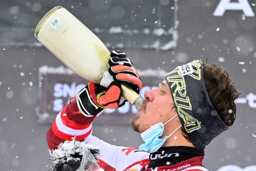 L'Autrichien Manuel Feller fête sa victoire sur le podium du slalom de Flachau