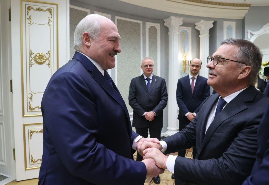 Poignée de mains entre le président du Bélarus Alexander Loukachenko (g) et René Fasel